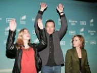Taylor Dearden, Bryan Cranston and Robin Dearden in 2009 (Image via Getty)